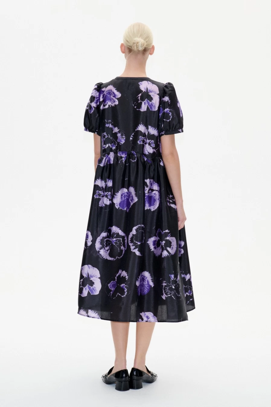 Baum und Pferdgarten Women's Artemis Dress in Purple Pansy Floral Print